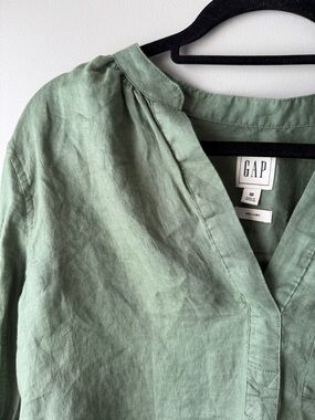 GAP Sage Green 100% Linen V-Neck Top with button up sleeve size medium M